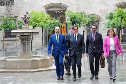 El 'president' Salvador Illa, acompañado por la titular de Territorio, Silvia Paneque (d), el presidente de Renfe, Álvaro Fernández (2d), y el de Adif, Luis Pedro Marco de la Peña (i), en el Palau de la Generalitat.