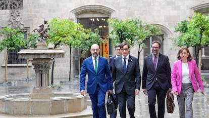 El 'president' Salvador Illa, acompañado por la titular de Territorio, Silvia Paneque (d), el presidente de Renfe, Álvaro Fernández (2d), y el de Adif, Luis Pedro Marco de la Peña (i), en el Palau de la Generalitat.