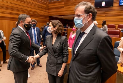 Santiago Abascal e Isabel Díaz Ayuso se saludan el martes en Valladolid, en la toma de posesión de Alfonso Fernández Mañueco, en presencia de Mariano Rajoy.