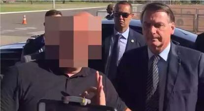 Bolsonaro e apoiador fazendo símbolo supremacista no Alvorada.