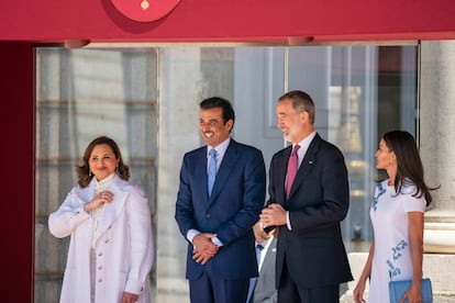 La jequesa, el emir y los Reyes, durante el desfile militar celebrado en el Palacio Real de Madrid. 