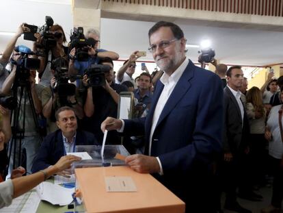 Elecciones generales. Colegio electoral. Colegio Bernadette en Aravaca, Mariano Rajoy votando a las 11:00(DVD 793)