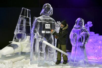 Las esculturas podrán verse desde el 14 de noviembre al 31 de enero en Lieja (Bélgica). En la imagen, un artista retoca la escultura de cuerpo entero de Darth Vader.