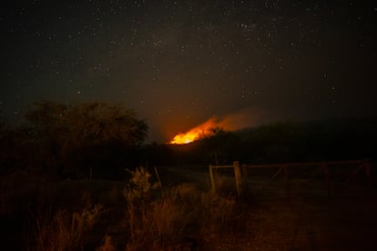 El fuego baja a gran velocidad por las laderas de los cerros de Capilla del Monte.  