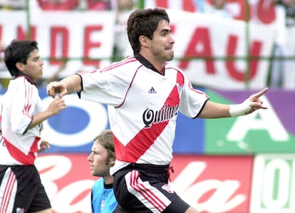 Juan Pablo Ángel, con Saviola en segundo plano, celebra un gol de River ante Almagro