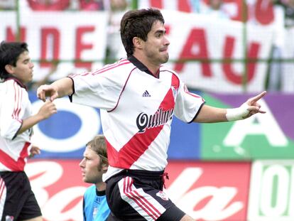 Juan Pablo Ángel, con Saviola en segundo plano, celebra un gol de River ante Almagro.