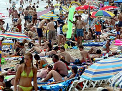 La playa de Salou, una de las que ayer se abarrotó de bañistas.