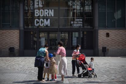 Varias familias con niños en la Plaza del Born, el pasado domingo