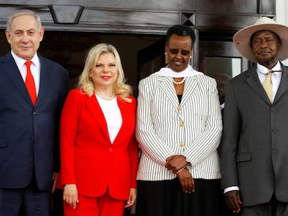 Benjamín Netanyahu y el presidente de Uganda, Yoweri Museveni, con sus esposas el lunes en Enttebe.