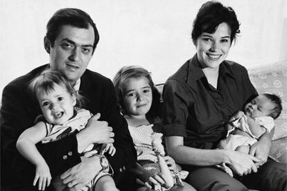 Stanley Kubrick, junto a su esposa, Christiane, y sus tres hijas, Anya, Katharina y Vivian (recin nacida), en 1960.