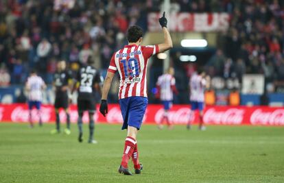 Diego Costa saluda a la afición.