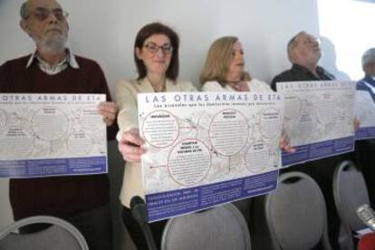 Martín Alonso, Maite Pagazaurtundua, Consuelo Ordóñez y Fernando Savater, en la presentación del manifiesto contra la "impunidad" de ETA.