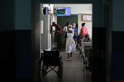 Em Moçambique existem 2.473 médicos, dos quais apenas 778 são especialistas, para quase 30 milhões de habitantes, de acordo com os últimos dados disponíveis da Organização Mundial de Saúde, de 2018. Esse número representa uma taxa de 0,8 médico para cada 10.000 habitantes. A maioria, dois terços, está na capital Maputo, porque lá está o Hospital Central de Maputo (na imagem), onde existem mais recursos materiais para a prática da medicina, embora também sofra das deficiências de um país na base do índice de desenvolvimento humano.