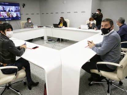 Arnaldo Otegi, a la derecha, en la reunión de la Mesa Política, en la que se ha acordado pedir a la militancia de EH Bildu que apoye el sí a los Presupuestos.