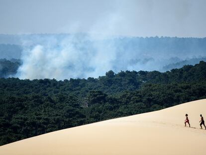 El incendio forestal en La Teste-de-Buch, en la costa occidental francesa, es visible desde la famosa duna de Pilat.