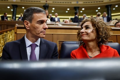 El presidente del Gobierno, Pedro Sánchez, y la vicepresidenta primera y ministra de Hacienda, María Jesús Montero, a su llegada al pleno del Congreso de los Diputados el 9 de julio.