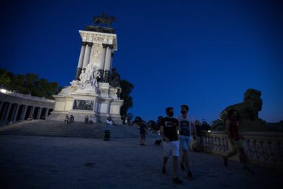 La lista del Patrimonio Mundial de la Unesco, que recoge los sitios que tienen un valor universal excepcional, se creó en 1972 y está constituida por 1.121 sitios, repartidos por todo el mundo. En la imagen, gente paseando cerca del monumento a Alfonso XII, este sábado por la noche.