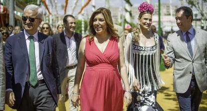 La presidenta de la Junta en funciones, Susana Díaz, en el centro, junto a la soprano Ainhoa Arteta, en la feria de Sevilla.