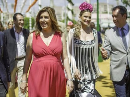 La presidenta de la Junta en funciones, Susana Díaz, en el centro, junto a la soprano Ainhoa Arteta, en la feria de Sevilla.