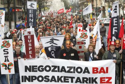 La cabecera de la manifestación de ayer en Bilbao, tras una pancarta con el texto en euskera <b><i>"Negociación sí, imposición no".</b></i>