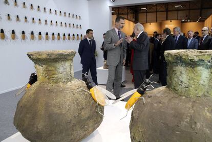 Eduardo Arroyo conversa con el rey Felipe VI, el pasado febrero en el estand de EL PAÍS en Arco, diseñado por el artista.