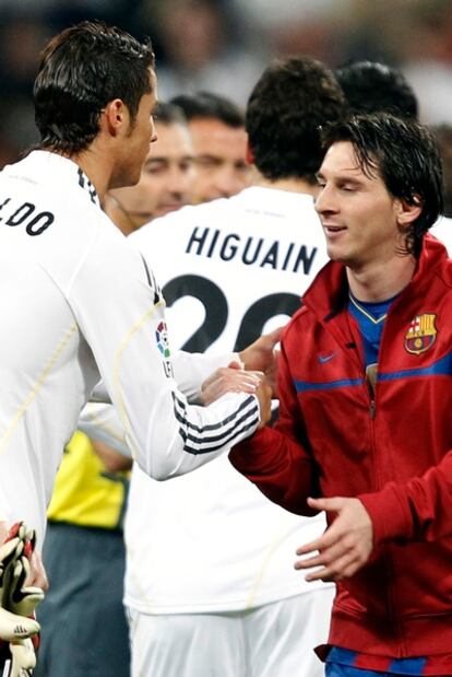 Messi y Cristiano Ronaldo se saludan antes de un partido entre Barcelona y Real Madrid.