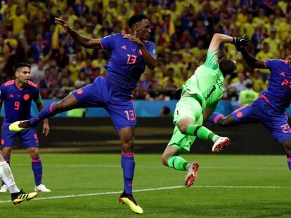 Yerry Mina anota el primer gol de Colombia en la victoria 3-0 sobre Polonia.