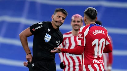 Jesús Gil Manzano gesticula tras mostrar la tarjeta roja a Correa, el sábado pasado durante el derbi madrileño.