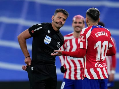 Jesús Gil Manzano gesticula tras mostrar la tarjeta roja a Correa, el sábado pasado durante el derbi madrileño.