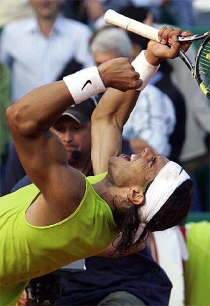 Nadal celebra su victoria ante Federer en la final del torneo de Montecarlo por 6-2, 6-7 (2), 6-3 y 7-6 (5).