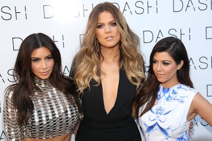 De izquierda a derecha: Kim, Khlo&eacute; y Kourtney Kardashian, en un evento de su tienda de ropa.