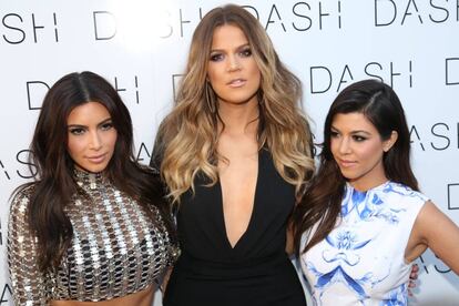 De izquierda a derecha: Kim, Khloé y Kourtney Kardashian, en un evento de su tienda de ropa.