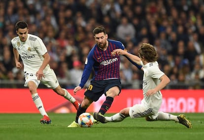 El delantero del Barça, Leo Messi, ante el madridista Luka Modric, en un clásico.