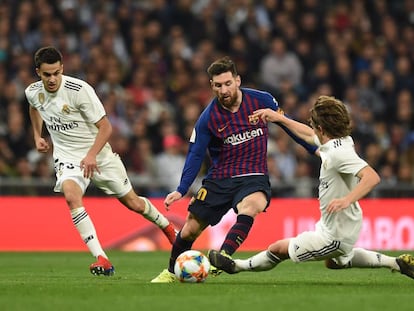 El delantero del Barça, Leo Messi, ante el madridista Luka Modric, en un clásico.