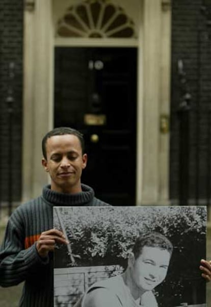 Alessandro Pereira, el primo de Jean Charles de Menezes, en el número 10 de Downing Street en Londres.