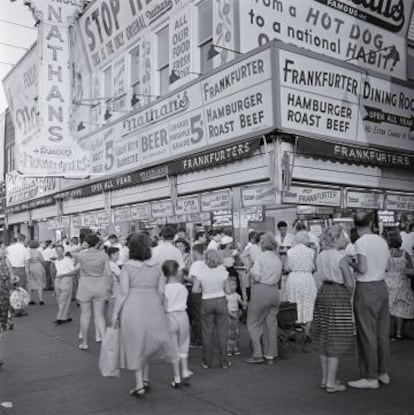 El popular local de perritos calientes Nathan's, en la zona playera de Coney Island (Brooklyn), muy concurrido un dia de agosto de 1954.