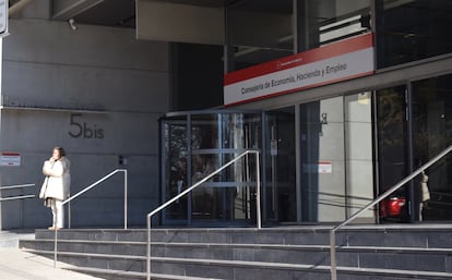 La sede de la Consejería de Economía y de la Oficina de Atención a Emprendedores de Madrid a la que llegan autónomos afectados por la notificación de reintegro de ayudas del Programa Impulsa.