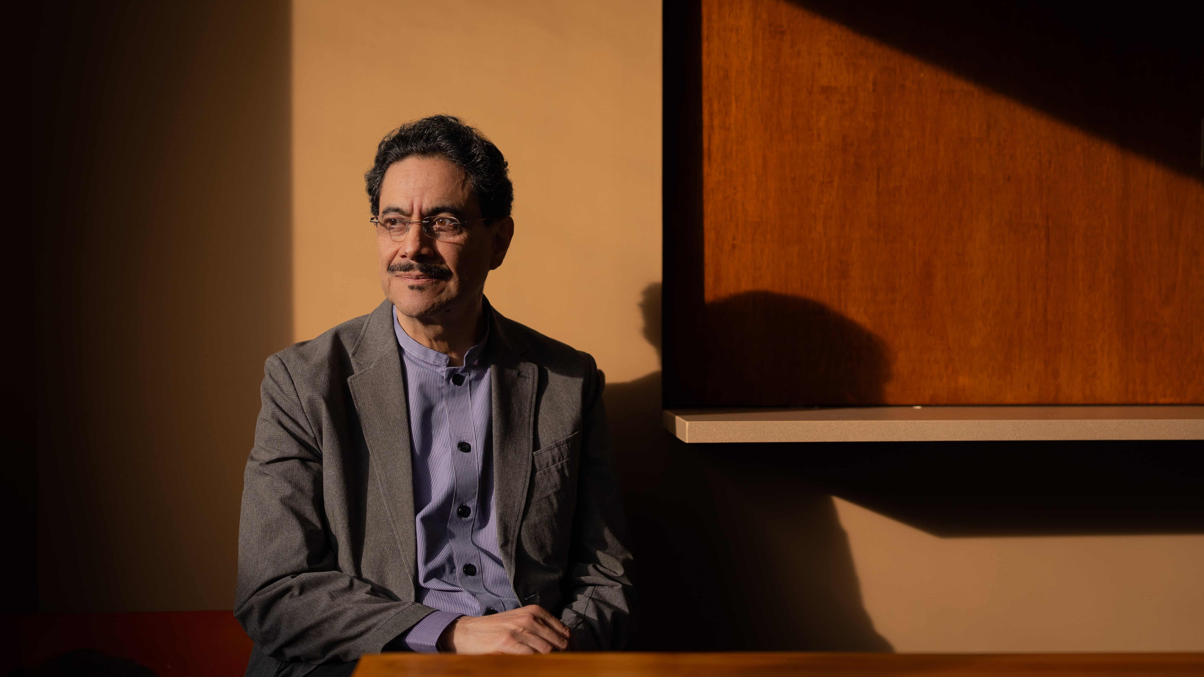 Víctima, negociador de paz y candidato: León Valencia retrata a Iván Cepeda, el líder de la carrera presidencial