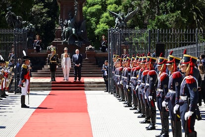 La Primera Ministra de Italia y Gerardo Werthein durante una ceremonia en la Plaza San Martín, en Buenos Aires.