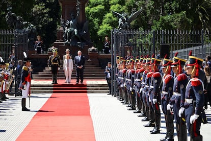 La Primera Ministra de Italia y Gerardo Werthein durante una ceremonia en la Plaza San Martn, en Buenos Aires.