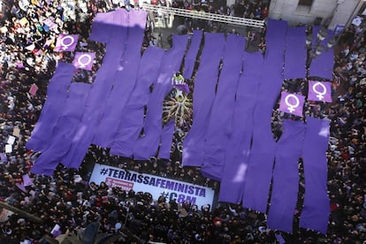 Actuación de un grupo de 'castellers' ante el Ayuntamiento de Terrassa durante la manifestación del 8-M.