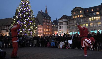 Dois artistas de rua vestidos de Papai Noel em Estrasburgo (França).