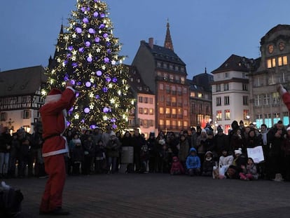 Dois artistas de rua vestidos de Papai Noel em Estrasburgo (França).