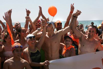 David Meca y otros 22 nadadores realizan una travesía solidaria en la lucha contra el cáncer.