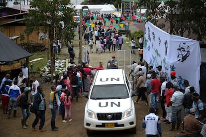 Un vehículo de las Naciones Unidas llega al campamento de desmovilización de las FARC en Buenos Aires, Valle del Cauca, Colombia.