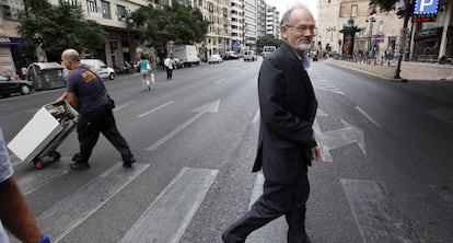 El ingeniero Ole Thorson cruza la calle J&aacute;tiva, de Valencia, una de las m&aacute;s congestionadas por el tr&aacute;fico. 