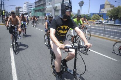 Hombre vestido de Batman en ruta para demandar solución a las dificultades de los ciclistas, abundantes en América Latina.