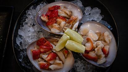 Almejas preparadas con limón en el restaurante Barra California Sur.