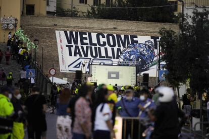 Aficionados a las motos llenan las calles del centro de Tavullia, el pueblo de Valentino Rossi.