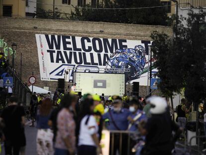 Aficionados a las motos llenan las calles del centro de Tavullia, el pueblo de Valentino Rossi.